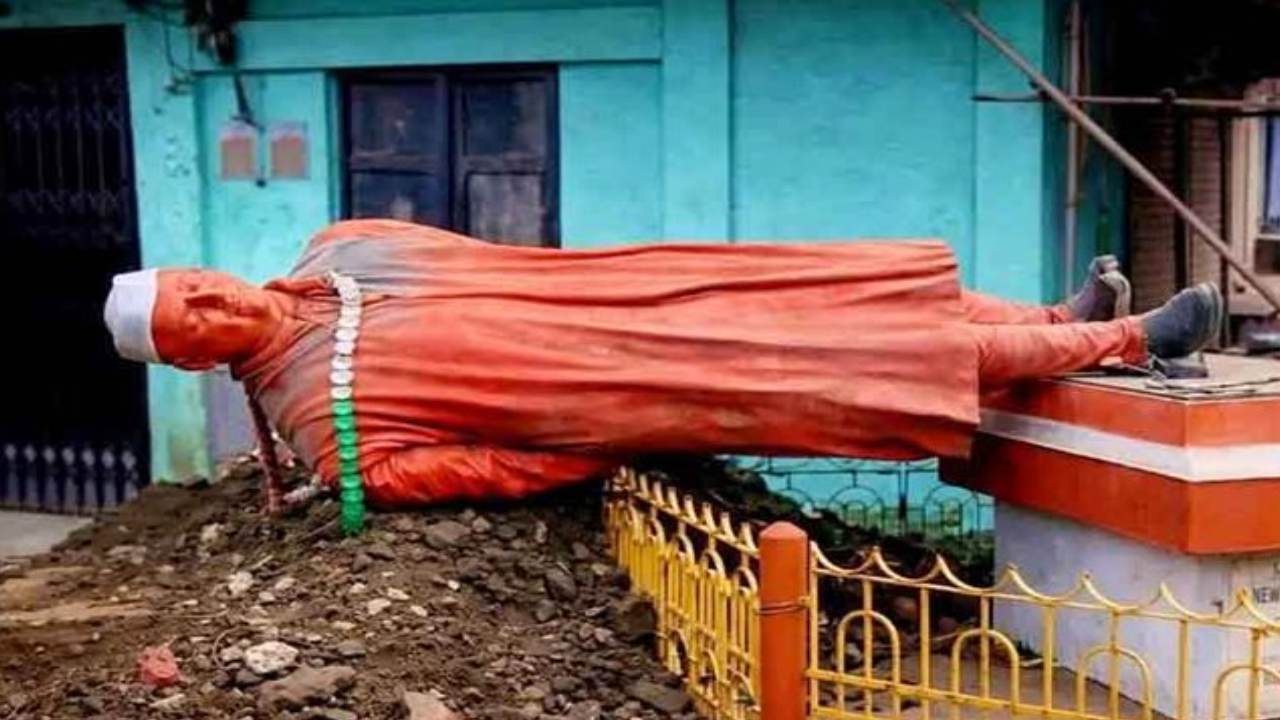 Jawaharlal Nehru's statue vandalized (image Social Media).jpg