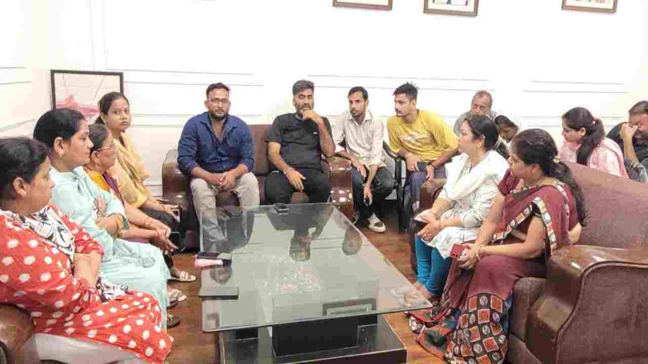 Atul Pradhan with Womens (Social Meadia) (1)