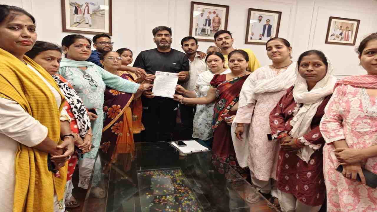 Atul Pradhan with Womens (Social Meadia)